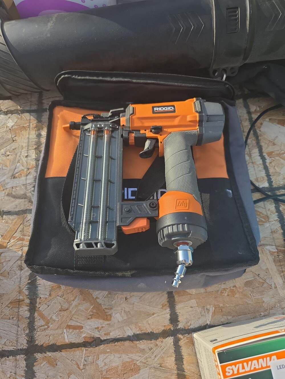 RIDGID R213BNF 18-Gauge 2-1/8 inch Pneumatic Brad Nailer